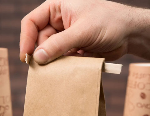 أكياس القهوة مع ربطة عنق من الصفيح